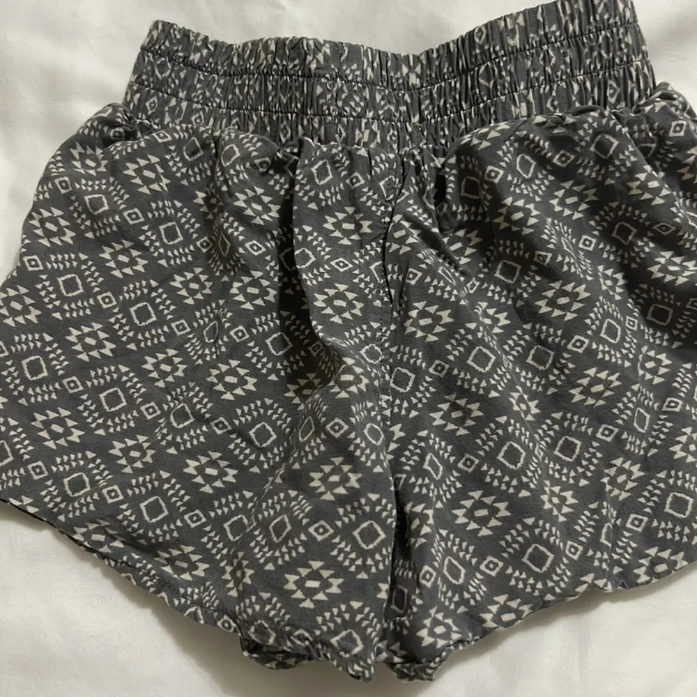 Old Navy grey white